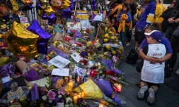 Des fans des Lakers rendent hommage à Kobe Bryant, le 31 janvier 2020 au Staples Center de Los Angeles
