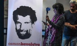 Une journaliste se tient devant une affiche représentant l'homme d'affaires et philanthrope turc Osman Kavala, lors d'une conférence de presse de ses avocats le 31 octobre 2018