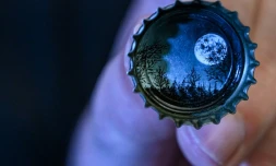 Un paysage nocturne peint par l'artiste turc "Micro-Angelo" sur une capsule de bouteille, le 23 août 2019 à Istanbul