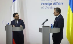 Le nouveau ministre des Affaires étrangÚres français, Stéphane Séjourné (g) lors d'une conférence de presse avec son homologue ukrainien Dmytro Kouleba, le 13 janvier 2024 à Kiev