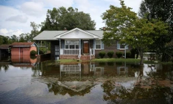 Une maison est entourée par les eaux après le passage de l'ouragan Florence, le 17 septembre 2018 à Lumberton (Caroline du Nord, sud-est des Etats-Unis)
