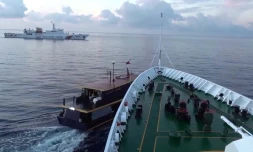 Collision entre un navire des garde-côte chinois (D) et un bateau Philippin à Second Thomas Shoal dans la mer de Chine méridionale, le 23 octobre 2023