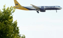Un avion de la compagnie britannique Monarch s'apprête à atterrir à Barcelone le 6 juin 2016