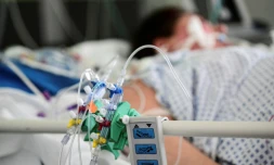 Une patiente atteint du  Covid-19 est allongée à l'hopital Pasteur à Colmar, dans l'est de la France, le 22 avril 2021