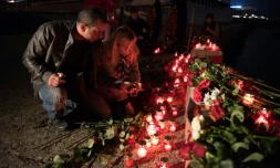 Fleurs et bougies le 25 décembre 2016 à Sochi en hommage aux victimes du Tupolev Tu-154 qui s'est abimé en mer Noire