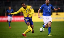 L'attaquant suédois Issac Kiese Thjelin (g) à la lutte avec le milieu de l'Italie Giorgio Chiellini en barrage retour de qualif pour le Mondial-2018 à San Siro, le 13 novembre 2017