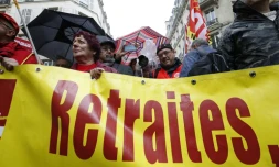 Des membres de la CGT manifestent devant le siège du Medef le 16 octobre 2015 à Paris
