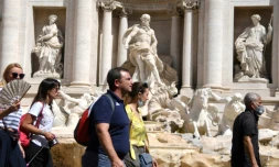 Des gens sans masque devant la Fontaine de Trevi à Rome le 28 juin 2021