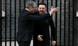 Le Premier ministre britannique Keir Starmer accueille le président ukrainien Volodymyr Zelensky au 10 Downing Street à Londres, le 1er mars 2025