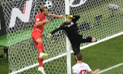 Le gardien de but de la Tunisie Mouez Hassen se blesse à une épaule lors du match contre l'Angleterre au Mondial, le 18 juin 2018 à Volgograd