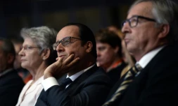 La secrétaire générale sortante de la Confédération européenne des syndicats (CES) Bernadette Ségol (G), le président François Hollande et  le président de la Commission européenne Jean-Claude Juncker, à la Mutualité à Paris le 29 septembre 2015