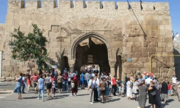 Des personnes à l'entrée de la forteresse de Naryn-Kala, dans le Dagestan, le 19 septembre 2015