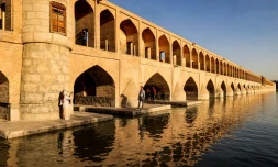 Le pont historique Si-o-Se Pol, le long de la rivière Zayandeh-roud, à Ispahan dans le centre de l'Iran, le 15 mai 2022