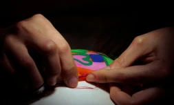 Une coutière d'Hermès montre son travail dans le cadre d'un festival des métiers organisé par la marque française, à Mexico, le 9 juin 2016