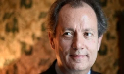 Jean-René Van der Plaesten lauréat du Prix Interrallié pour "La nostalgie de l'honneur", à Paris le 22 novembre 2017