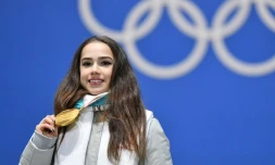 La Russe Alina Zagitova pose avec sa médaille d'or aprÚs avoir remporté l'épreuve individuelle dames de patinage artistique aux JO, le 23 février 2018 à Pyeongchang