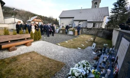 Des officiels français, allemands et espagnols ainsi que le patron de Lufthansa ont déposé des gerbes au cimetière du Vernet où sont enterrés les restes des corps non identifiés des victimes du crash de la Germanwings, Le Vernet le 24 mars 2025.