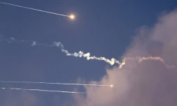 La défense anti-aérienne israélienne intercepte des missiles balistiques iraniens au-dessus de la ville israélienne de  Netanya le 14 juin 2025
