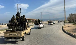 Photo diffusée par l'agence syrienne Sana montrant des membres des forces de sécurité syriennes entrant dans la ville occidentale de Baniyas, dans la province côtière de Tartous, pour renforcer les troupes gouvernementales dans les affrontements avec les militants fidèles au dirigeant déchu Bashar al-Assad, le 7 mars 2025