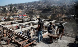 Des habitants enlèvent les débris des maisons à Villa Independencia, au Chili, le 5 février 2024