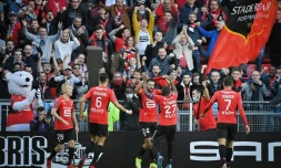 Les joueurs du Stade Rennais célèbrent un but inscrit contre le PSG en championnat au Roazhon Park, le 3 octobre 2021 
