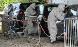 Des pompiers procèdent à des tests Covid-19 sur des automobilistes dans un centre de dépistage en drive-in à Montpellier, en France, le 14 octobre 2020