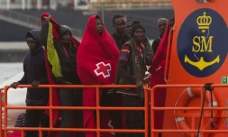 Un groupe de migrants arrive dans le port espagnol de Malaga à bord d'un bateau des garde-côtes qui les a secourus en mer le 3 décembre 2016