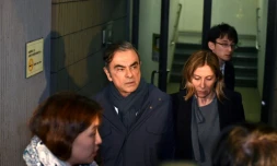 Carlos Ghosn (g) et sa femme Carole (d) quittent les bureaux de sonavocat Junichiro Hironaka, le 3 avril 2019 à Tokyo