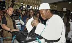 Le président guinéen sortant Alpha Condé vote, le 11 octobre 2015 à Conakry, lors des élections présidentielles