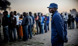 Un policier zimbabwéen contrôle les accès d'un bureau de vote dans la banlieue de Harare, le 30 juillet 2018