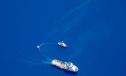Photo fournie par l'Armée de l'Air de deux bateaux qui récupèrent des hydrocarbures au large de Solenzara 