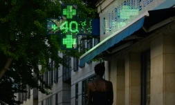 Un thermomÚtre de pharmacie affiche une température de 40°C à Bordeaux, eb Gironde, le 6 juillet 2026 lors d'une vague de chaleur en France