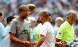 L'entraĂźneur de Liverpool, JĂŒrgen Klopp (g), serre la main de son homologue de Manchester City, Pep Guardiola, avant le coup d'envoi du Community Shield, Ă Wembley, le 4 aoĂ»t 2019