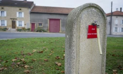 "Eau non potable", est-il inscrit sur une fontaine, à Louppy-sur-Loison (Meuse), le 15 octobre 2025, une localité touchée par une pollution aux PFAS
