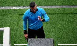 L'arbitre Damir Skomina consulte la VAR et accorde un penalty pour une main de Kimpembe lors de PSG-Manchester United, le 6 mars 2019 au Parc des Princes