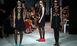 Le couturier Pierre Cardin présente sa nouvelle collection de haute couture, le 9 juillet 2016 à Bonnieux dans le Vaucluse