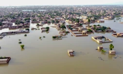 Vue aérienne d'une zone résidentielle inondée par les pluies de mousson dans la province du Baloutchistan, au Pakistan, le 29 août 2022
