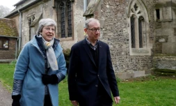 La Première ministre britannique Theresa May et son mari Philip quittent un service religieux près de Maidenhead, à l'ouest de Londres, le 7 avril 2019