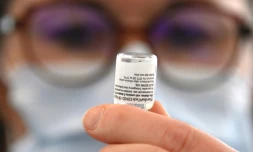 Préparation d'une dose de vaccin avant l'injection, à l'hôpital Emile Muller à Mulhouse, le 8 janvier 2021