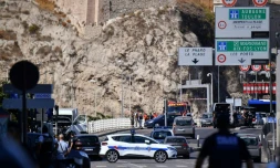 La police scientifique sur le site où un véhicule a foncé sur un abribus à Marseille, le 21 août 2017