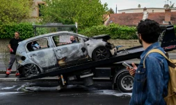 Une voiture brûlée lors d'une manifestation de lycéens devant le lycée André Cuzin à Caluire-et-Cuire, près de Lyon, le 30 septembre 2026