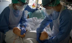 Du personnel soignant s'occupent d'un malade du Covid-19 dans un hôpital de Brest, le 4 novembre 2020