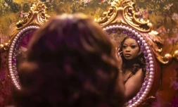 Une cliente se regarde dans le miroir dans les toilettes du restaurant et salon Zaza à Lagos, le 23 août 2025 au Nigeria
