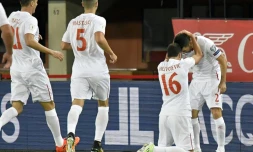 Le Serbe Luka Milivojevic (d) est congratulé par ses équipiers après un but face à l'Autriche en qualif pour le Mondial-2018, le 6 octobre 2017 à Vienne  