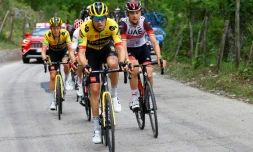 Le coureur de la Jumbo Koen Bouwman, en tête de l'échapée de la 7e étape du Giro victorieuse à Potenza, le 13 mai 2022