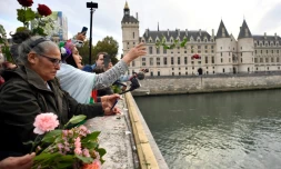 Des femmes lancent des roses dans la Seine depuis le pont Neuf à Paris, en souvenir des dizaines de manifestants algériens tués durant la répression du 17 octobre 1961, le 17 octobre 2021