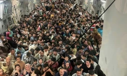 Photo fournie par l'armée américaine de l'intérieur d'un avion militaire qui décolle de l'aéroport de Kaboul avec 640 Afghans entassés  dans l'immense soute du Boeing C-17 de l'US Air Force,  le 15 août 2021 