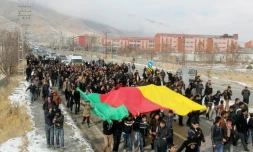 Des Kurdes et membres du PKK manifestent durant les funérailles de deux Kurdes à Hakkari, au Kurdistan irakien le 7 décembre 2013