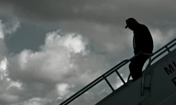 Le président américain Donald Trump descend de son avion Air Force One, le 19 février 2025 à l'aéroport international de Miami aux Etats-Unis