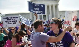 Des défenseurs du droit à l'avortement manifestent devant la Cour suprême, à Washington, le 27 juin 2016